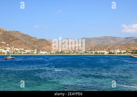 Vue sur la magnifique baie de l'île d'iOS par un jour ensoleillé Cyclades, Grèce Banque D'Images