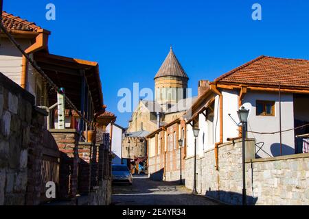 Ancienne ville célèbre de Géorgie, Mtskheta. Vieux hauss et église Svetiskhoveli. Destination du voyage. Banque D'Images