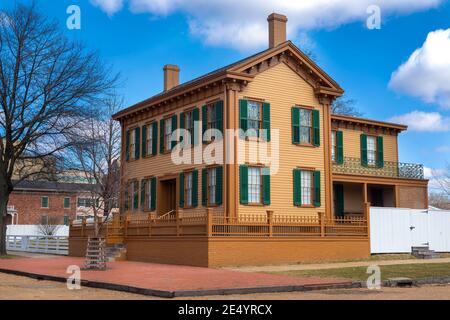 Springfield, il—le 15 mars 2019; vue extérieure de la maison en bois brun et brun d'Abraham Lincoln et du parc national appartenant à l'ancien président WIT Banque D'Images