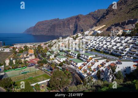 La station balnéaire de Los Gigantes et les falaises de l'île de Ténérife, îles Canaries, Espagne Banque D'Images