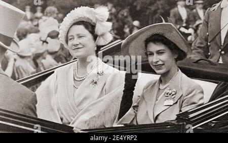 ÉDITORIAL SEULEMENT la Reine et la princesse Elizabeth, vu ici à Royal Ascot en 1951. La reine Elizabeth, la reine mère. Elizabeth Angela Marguerite Bowes-Lyon, 1900 – 2002. Épouse du roi George VI et mère de la reine Elizabeth II Princesse Elizabeth de York, 1926 - 2022, future Elizabeth II Reine du Royaume-Uni. Du livre de la Reine Elizabeth Coronation, publié en 1953. Banque D'Images