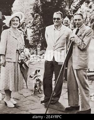 ÉDITORIAL SEULEMENT le roi George VI et la reine Elizabeth vu ici recevoir une fête de la pape aveugle en 1951. George VI, Albert Frederick Arthur George, 1895–1952. Roi du Royaume-Uni et des dominions du Commonwealth britannique. La reine Elizabeth, la reine mère. Elizabeth Angela Marguerite Bowes-Lyon, 1900 – 2002. Épouse du roi George VI et mère de la princesse Elizabeth de York, future reine Elizabeth II Du livre de la Reine Elizabeth Coronation, publié en 1953. Banque D'Images