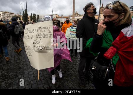 Rome, Italie. 25 janvier 2021. Rome, 25/01/2021. Aujourd'hui, une manifestation nationale sur la Piazza del Popolo pour souligner la situation dramatique de l'industrie hôtelière en Italie lors de la « deuxième vague » de la pandémie Covid-19/coronavirus, pour appeler le gouvernement à agir pour des investissements immédiats, des aides (Ristori), et des politiques pour sauver leur industrie. Crédit : LSF photo/Alamy Live News Banque D'Images