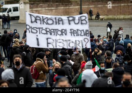 Rome, Italie. 25 janvier 2021. Rome, 25/01/2021. Aujourd'hui, une manifestation nationale sur la Piazza del Popolo pour souligner la situation dramatique de l'industrie hôtelière en Italie lors de la « deuxième vague » de la pandémie Covid-19/coronavirus, pour appeler le gouvernement à agir pour des investissements immédiats, des aides (Ristori), et des politiques pour sauver leur industrie. Crédit : LSF photo/Alamy Live News Banque D'Images