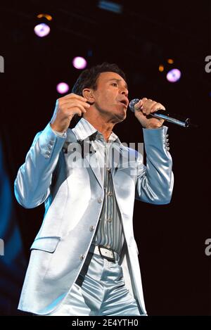 Cliff Richard débute une tournée mondiale de 6 mois à la London Docklands Arena, Londres, Royaume-Uni. 12 novembre 2002 Banque D'Images