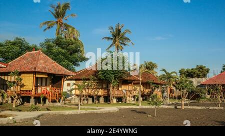 Bungalows traditionnels en bois balinais sur la plage, à Amed, Bali Banque D'Images