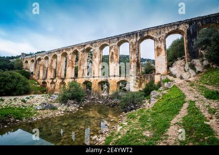 L'ancien aqueduc de Haroune caché dans les collines près de Moulay Idriss Zerhoun sur la rivière 'Oued' Lkhammane, Maroc Banque D'Images