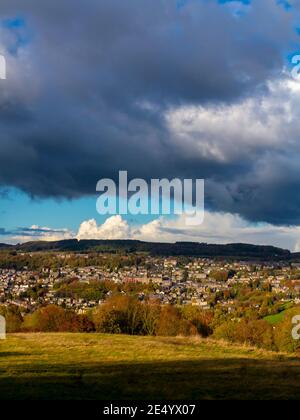 Ciel orageux avec nuages sombres sur Matlock, la ville du comté De Derbyshire dans le Peak District Derbyshire Dales Angleterre Royaume-Uni Banque D'Images