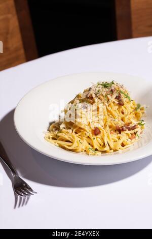 Spaghetti Carbonara avec fourchette Banque D'Images