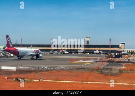 Un TAM Airbus 320 taxant vers le terminal passager à Brasília–Presidente Juscelino Kubitschek aéroport international près de la capitale Bras Banque D'Images