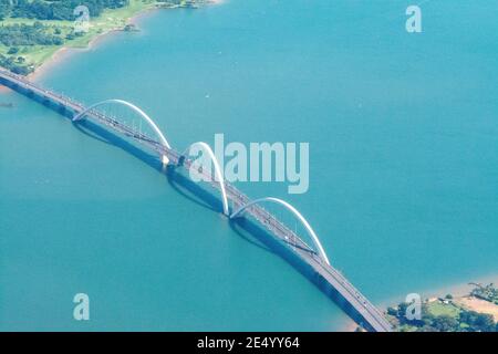 Vue aérienne du pont Juscelino Kubitschek, également connu sous le nom de pont JK du Président ou du pont JK, à travers le lac artificiel Paranoa dans le Banque D'Images
