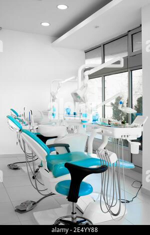 Intérieur d'un cabinet de dentiste moderne avec un nouveau dentiste chaises Banque D'Images