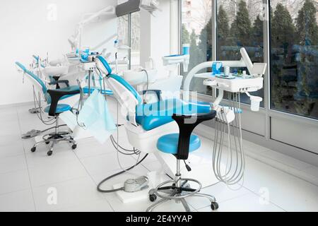 Intérieur d'un cabinet de dentiste moderne avec un nouveau dentiste chaises Banque D'Images