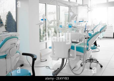 Intérieur d'un cabinet de dentiste moderne avec un nouveau dentiste chaises Banque D'Images