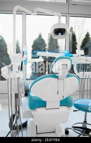 Intérieur d'un cabinet de dentiste moderne avec un nouveau dentiste chaises Banque D'Images