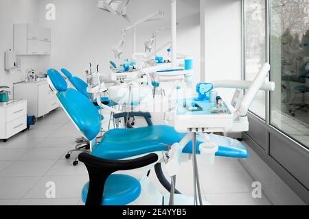 Intérieur d'un cabinet de dentiste moderne avec un nouveau dentiste chaises Banque D'Images