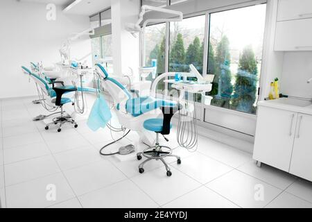 Intérieur d'un cabinet de dentiste moderne avec un nouveau dentiste chaises Banque D'Images