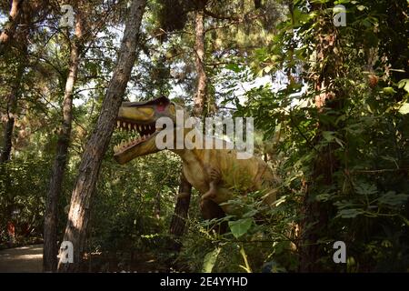 Statue de dinosaure dans le parc forestier dans la nature pour le fond. Modèle réaliste de la faim grand Tyranosaurus Rex. Dinopark en Turquie, Goynuk. Préhistorique e Banque D'Images