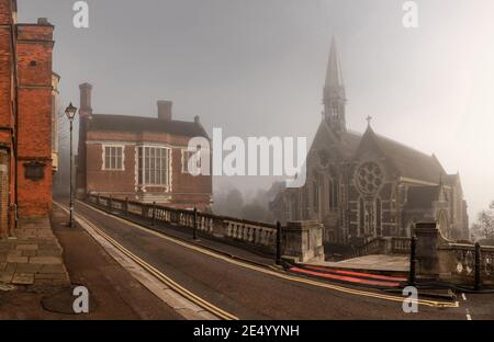 Harrow on the Hill dans un matin d'hiver brumeux, Angleterre Banque D'Images