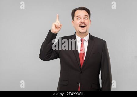 Enfin, j'ai réalisé la solution! Une idée ingénieuse est venue et il est clair que faire ensuite. studio shot. Isolé sur fond gris. Homme d'affaires avec bl Banque D'Images