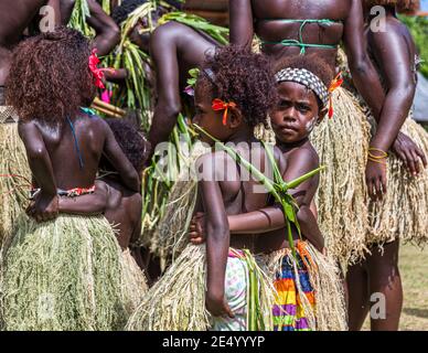 Sing-Sing à Bougainville, Papouasie-Nouvelle-Guinée. Festival de village coloré à Bougainville avec musique et danse Banque D'Images