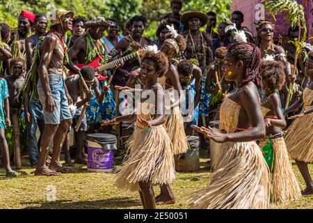 Sing-Sing à Bougainville, Papouasie-Nouvelle-Guinée. Festival de village coloré à Bougainville avec musique et danse Banque D'Images