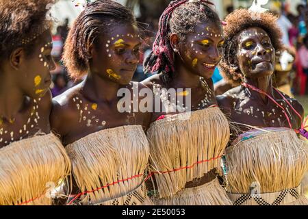 Sing-Sing à Bougainville, Papouasie-Nouvelle-Guinée. Festival de village coloré à Bougainville avec musique et danse Banque D'Images