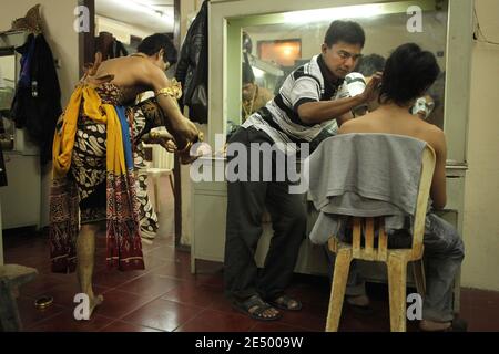 Les acteurs s'habillent et composent pour la représentation de wayang orang basée sur un épisode de la Mahabharata dans le Théâtre municipal de Sriwedari à Surakarta, Central Java, Indonésie. Wayang orang ou Wayang wong (littéralement « théâtre humain ») est un spectacle théâtral traditionnel de danse et de théâtre javanais basé sur des épisodes de l'épopée indienne Ramayana ou Mahabharata. Chaque représentation de wayang orang est improvisée du début à la fin. Seul le tracé général du jeu est lu aux acteurs une demi-heure avant que la performance et les rôles soient partagés. Banque D'Images