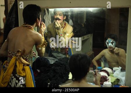 Les acteurs se composent pour la représentation de wayang orang basée sur un épisode de la Mahabharata dans le Théâtre municipal de Sriwedari à Surakarta, Java central, Indonésie. Wayang orang ou Wayang wong (littéralement « théâtre humain ») est un spectacle théâtral traditionnel de danse et de théâtre javanais basé sur des épisodes de l'épopée indienne Ramayana ou Mahabharata. Chaque représentation de wayang orang est improvisée du début à la fin. Seul le tracé général du jeu est lu aux acteurs une demi-heure avant que la performance et les rôles soient partagés. Puis les acteurs doivent décider Banque D'Images