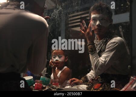 Les jeunes artistes se font les Monkeys de la représentation de wayang orang basée sur le Ramayana au Purawisata Theatre de Yogyakarta, Central Java, Indonésie. L'interprète habillé comme Hanuman le Roi singe est photographié à droite. Wayang orang ou Wayang wong (littéralement « théâtre humain ») est un spectacle théâtral traditionnel de danse et de théâtre javanais basé sur l'épopée indienne Ramayana ou Mahabharata. Le théâtre Purawisata interprète le ballet Ramayana adopté chaque jour pour les touristes étrangers. Banque D'Images