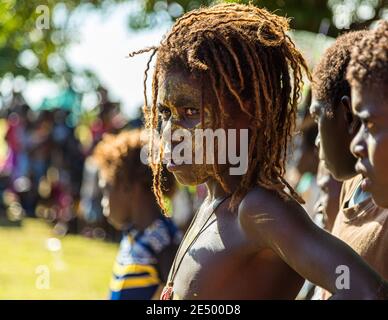 Sing-Sing à Bougainville, Papouasie-Nouvelle-Guinée. Festival de village coloré à Bougainville avec musique et danse Banque D'Images