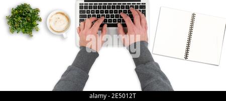 vue de dessus d'un bureau blanc propre avec une personne tapant sur un ordinateur portable, travaillant à partir du modèle de maison Banque D'Images