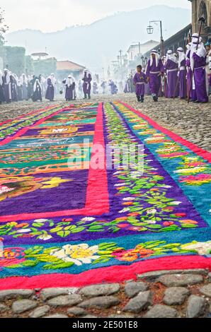 Tapis de sciure pour la procession du Vendredi Saint pendant la semaine Sainte à Antigua, Guatemala, Amérique centrale - 22 avril 2011 Banque D'Images