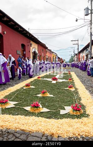 Tapis de sciure pour la procession du Vendredi Saint pendant la semaine Sainte à Antigua, Guatemala, Amérique centrale - 22 avril 2011 Banque D'Images