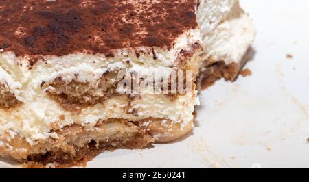 Tranche de gâteau de tiramisu maison en gros plan Banque D'Images