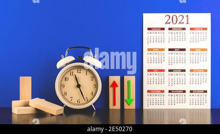 Influence des affaires dans la nouvelle année 2021, broches en bois, calendrier et lieu de travail table concept photo Banque D'Images