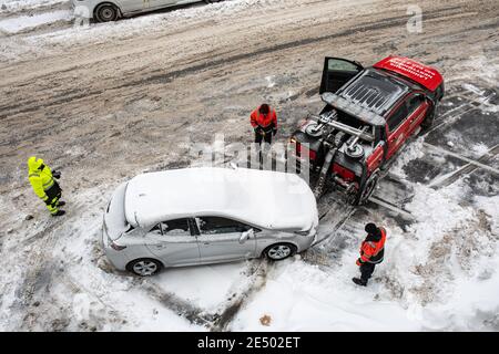 La voiture qui, malgré la demande de retrait, entrave ou obstrue le déneigement est remorquée dans le district de Taka-Töölö à Helsinki, en Finlande Banque D'Images