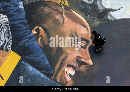 Manille. 25 janvier 2021. Des artistes peignent une murale géante sur le sol d'un terrain de basket-ball en l'honneur de la légende du basket-ball Kobe Bryant et de sa fille Gianna à Manille, aux Philippines, le 25 janvier 2021. Le groupe Tenement Visual Artists a fait la fresque un jour avant le 1er anniversaire de la mort de Kobe Bryant et Gianna, qui sont morts dans un accident d'hélicoptère avec sept autres à Calabasas, dans le sud de la Californie l'année dernière. Crédit: Rouelle Umali/Xinhua/Alamy Live News Banque D'Images