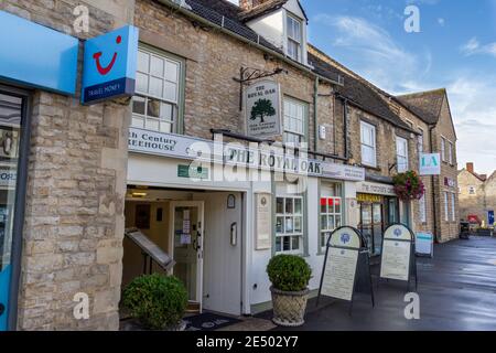 La maison publique du Royal Oak (maison libre du XVIe siècle) sur High Street, Witney, une ville marchande historique sur la rivière Windrush, Oxfordshire, Royaume-Uni. Banque D'Images