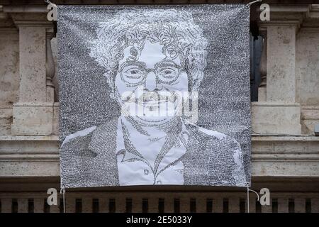 Rome, Rome, Italie. 25 janvier 2021. Un portrait de l'activiste et chercheur Patrick George Zaki est suspendu de la façade du Capitole à Rome, le 25 janvier 2021. Patrick Zaki, étudiant égyptien de l'Université de Bologne, Italie, a été arrêté par la police égyptienne au Caire en février 2020, accusé de propagande subversive. Credit: Vincenzo Livieri/ZUMA Wire/Alamy Live News Banque D'Images