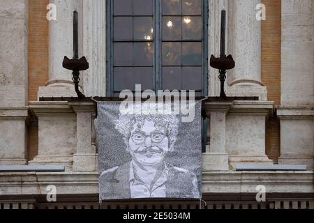 Rome, Rome, Italie. 25 janvier 2021. Un portrait de l'activiste et chercheur Patrick George Zaki est suspendu de la façade du Capitole à Rome, le 25 janvier 2021. Patrick Zaki, étudiant égyptien de l'Université de Bologne, Italie, a été arrêté par la police égyptienne au Caire en février 2020, accusé de propagande subversive. Credit: Vincenzo Livieri/ZUMA Wire/Alamy Live News Banque D'Images