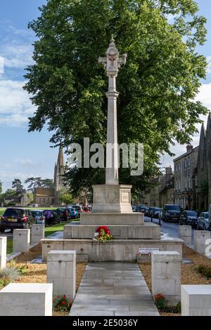 Witney War Memorial on Church Green à Witney, une ville marchande historique sur la rivière Windrush, Oxfordshire, Royaume-Uni. Banque D'Images