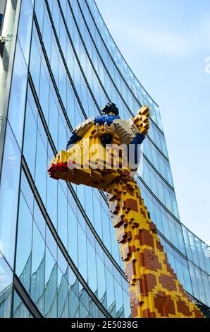 Berlin, Allemagne - 13 octobre 2013 : girafe en briques lego Banque D'Images