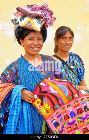 Une femme indienne maya portant un huipil traditionnel vend des tissages La ville d'Antigua dans les hauts plateaux du Guatemala - 22 avril 2011 Banque D'Images