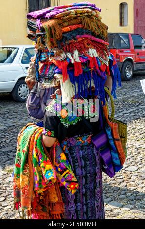 Une femme indienne maya portant un huipil traditionnel vend des tissages La ville d'Antigua dans les hauts plateaux du Guatemala - 22 avril 2011 Banque D'Images