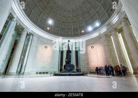 WASHINGTON DC - 7 AVRIL 2015 : la statue de bronze à l'intérieur du Jefferson Memorial. Thomas Jefferson était un père fondateur des États-Unis et a servi Banque D'Images