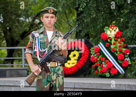 Garçon russe en bataille posant avec AK-47 Kalashnikov dans la ville de Krasnojarsk, Krasnoïarsk Krai, Sibérie, Russie Banque D'Images