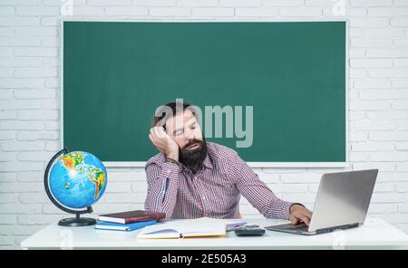 dormant masculin. éducation formelle. journée du savoir. professeur barbu à la leçon. homme brutal travaille en classe avec un tableau noir. préparez-vous à l'examen. maître de cours à l'université. retour à l'école. Banque D'Images