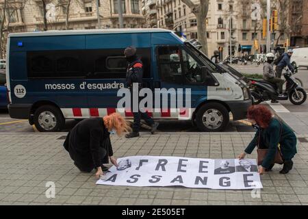 Barcelone, Catalogne, Espagne. 25 janvier 2021. Les manifestants sont vus devant la police avec un panneau qui indique, Free Assange.manifestation devant le consulat général britannique à Barcelone contre l'emprisonnement du journaliste et activiste australien Julian Assange, connu pour être le fondateur, le rédacteur en chef et le porte-parole du site WikiLeaks, Emprisonné au Royaume-Uni depuis 2019 crédit: Thiago Prudencio/DAX/ZUMA Wire/Alay Live News Banque D'Images