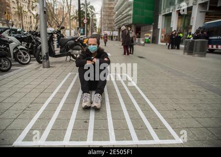 Barcelone, Catalogne, Espagne. 25 janvier 2021. Le protestant est vu assis sur une marque sur le terrain symbolisant la prison de Julian Assange.manifestation devant le consulat général britannique à Barcelone contre l'emprisonnement du journaliste et activiste australien Julian Assange, connu pour être le fondateur, le rédacteur et le porte-parole du site WikiLeaks, Emprisonné au Royaume-Uni depuis 2019 crédit: Thiago Prudencio/DAX/ZUMA Wire/Alay Live News Banque D'Images